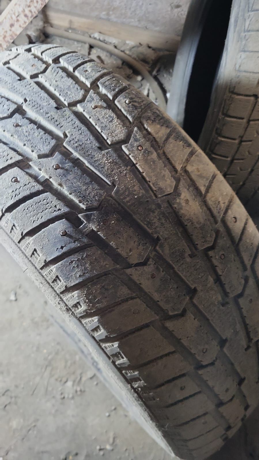 Продам два комплекта автошин
