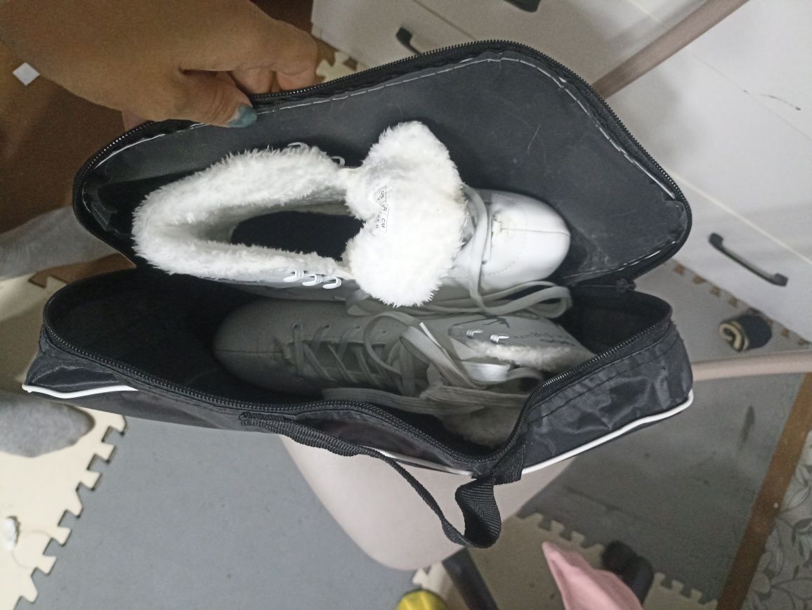 Продам коньки с чехлом
