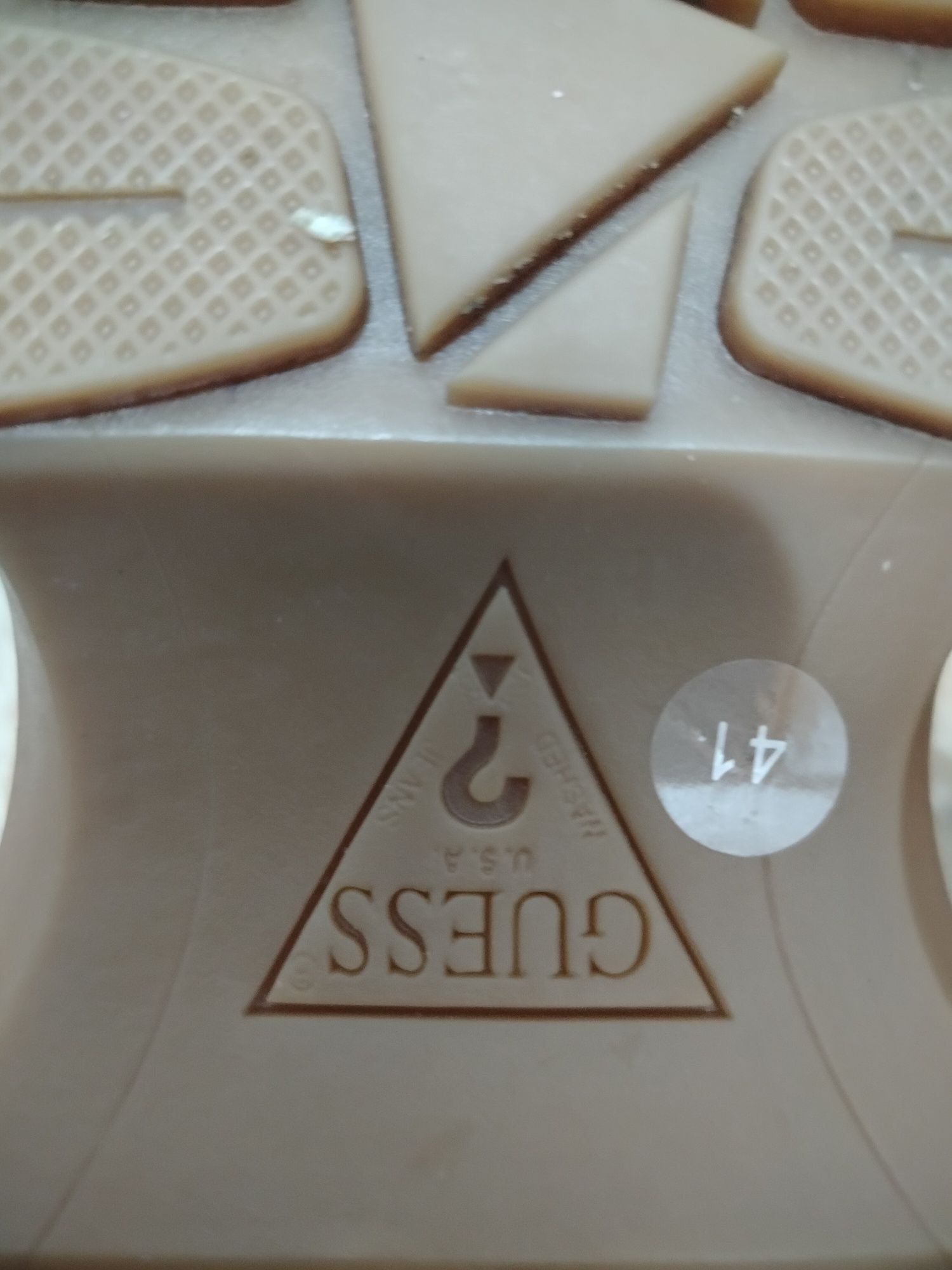 Продам кроссовки брэнда GUESS