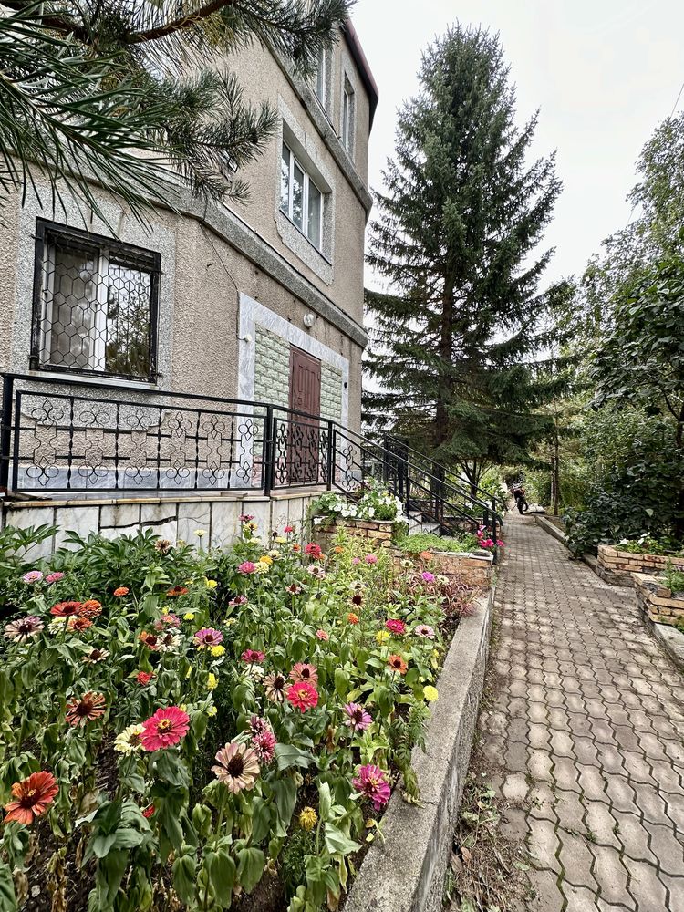 Продам большой 9 - комнтаный дом в мкр Шахтерский