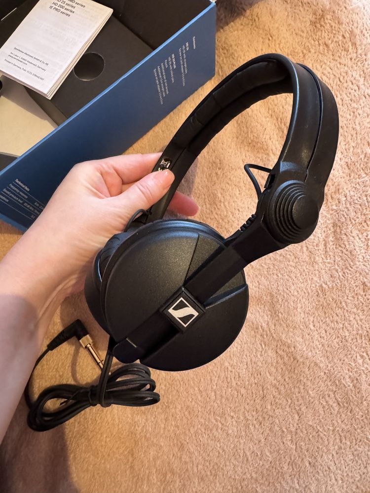 Продам новые наушники Sennheiser H25