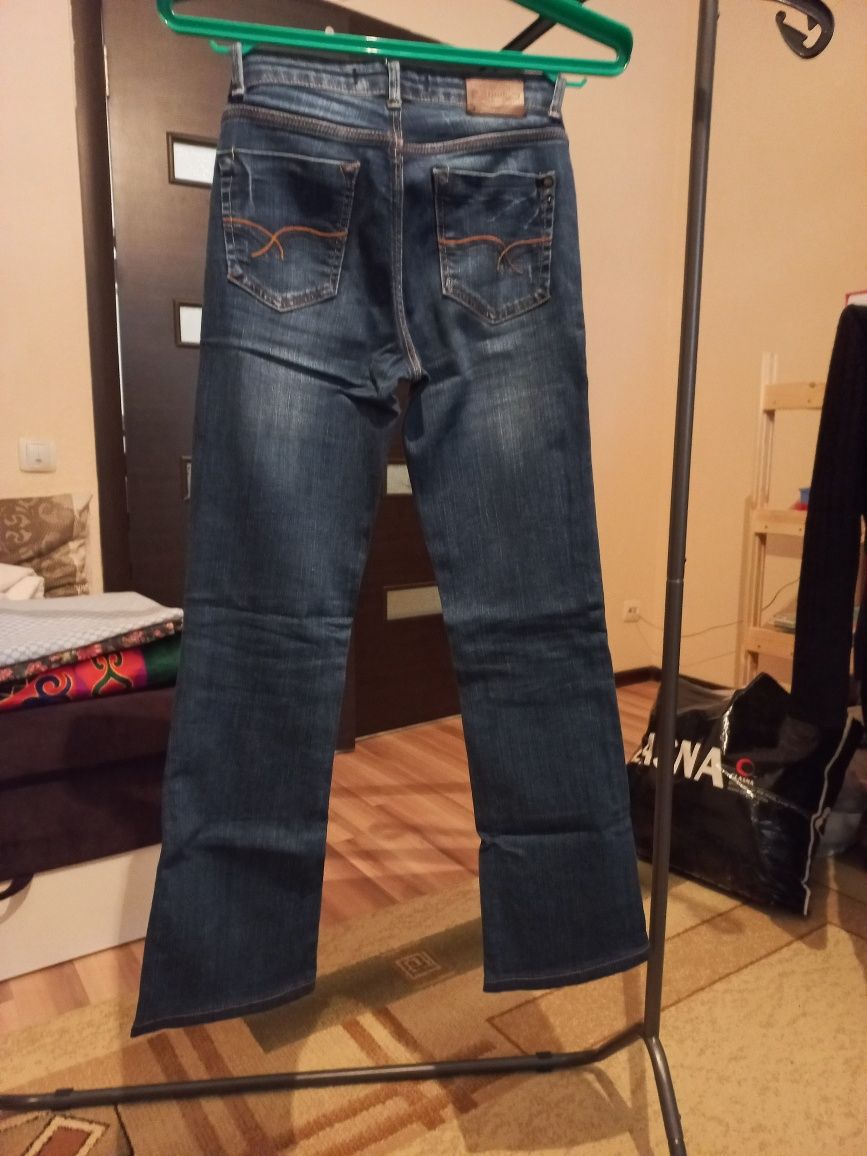 Продам джинсы размер 26. Примерно 40-42