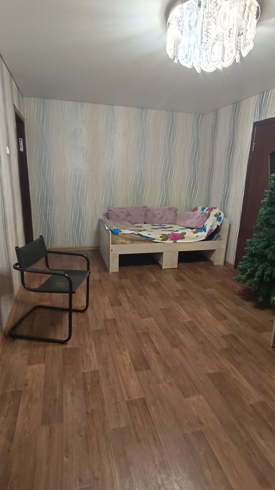 Продам 4-хкомнатную квартиру по пр Металлургов 6.
