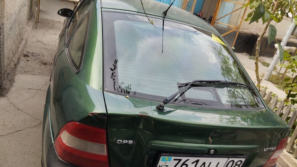 Опельвектра б на автомаете обем 2.в хорошем состояние