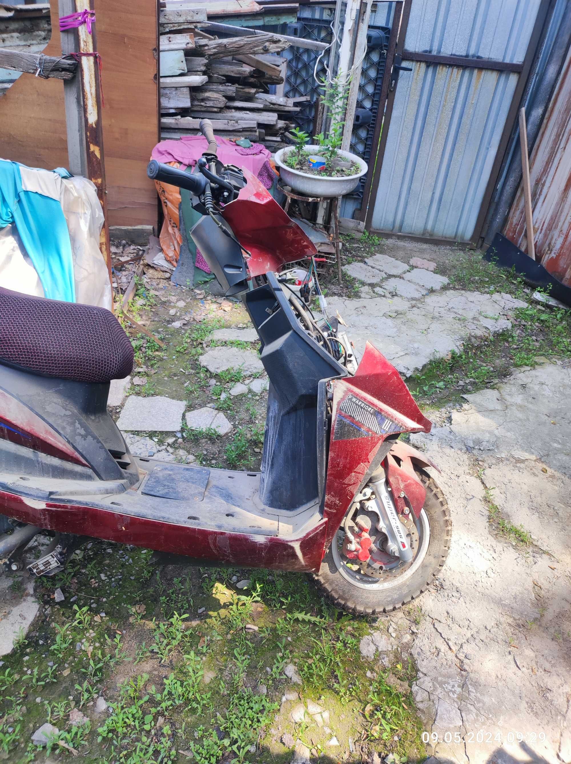 Продам бу мопед отдам масло к нему и шлем
