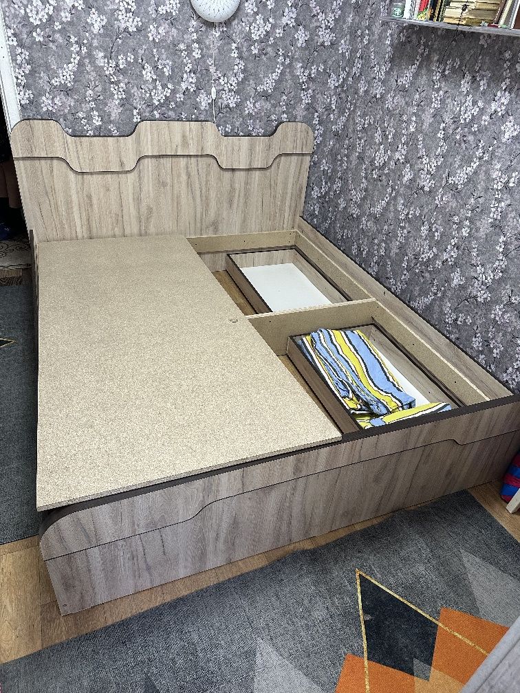 Продам двухспальную кровать с матрасом