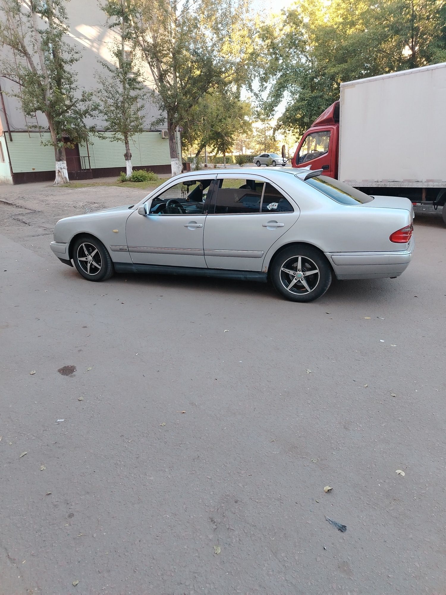 Продам мерседес 210 2.3 объём