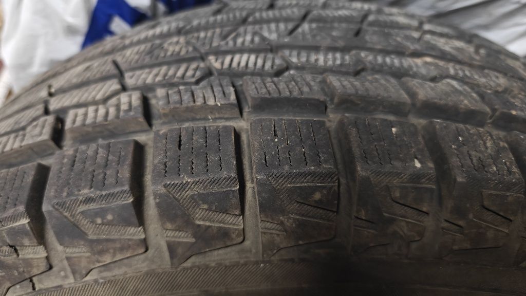 Продам зимние  шины yokohama ice guard g075 r17 проф* 265*70
