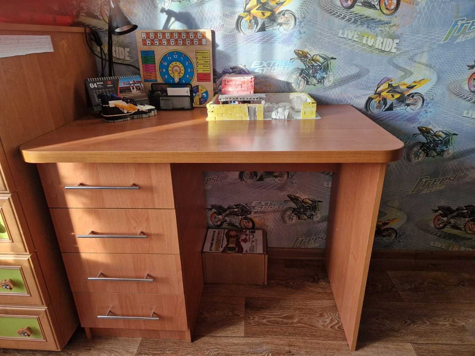 Шкаф , комод, стол  в детскую