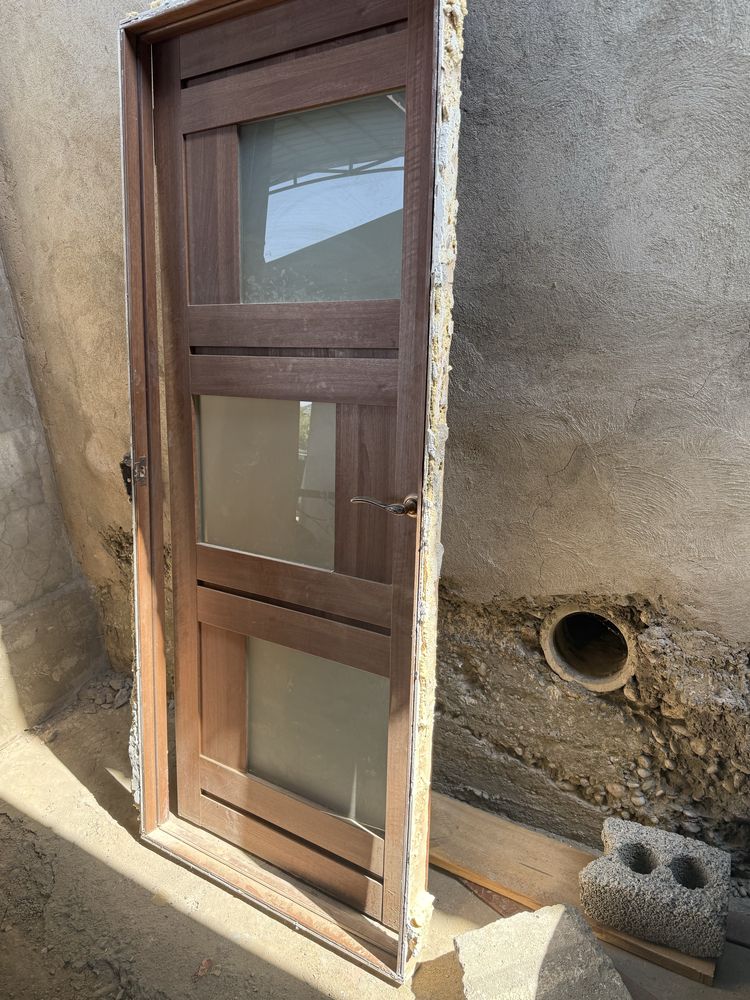 Продаётся деревянная дверь
