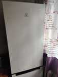 Продам холодильник Indesit DF4180W
