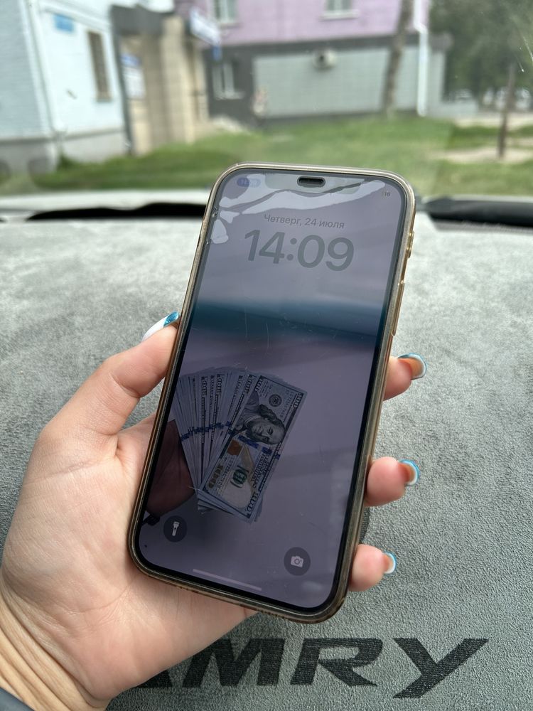 Продам Iphone 12 в отличном состоянии