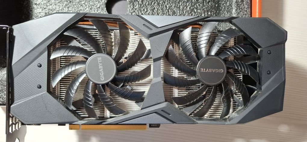 Видеокарта RTX 2060 super в исполнении от Gigabyte. Видеокарта полност