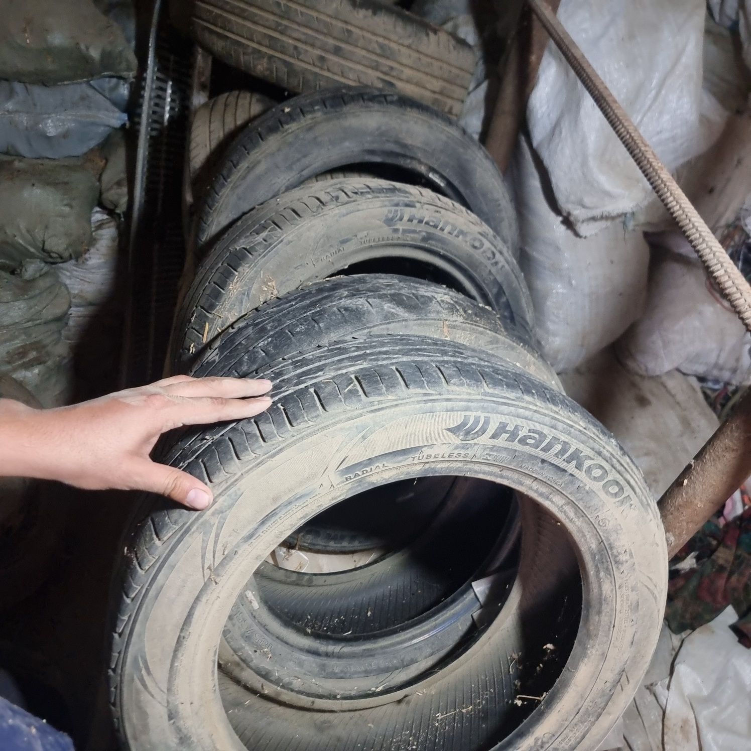 Hankook покришка  4 штук 185/55/R15.  (на жугули   ест все запчасти)