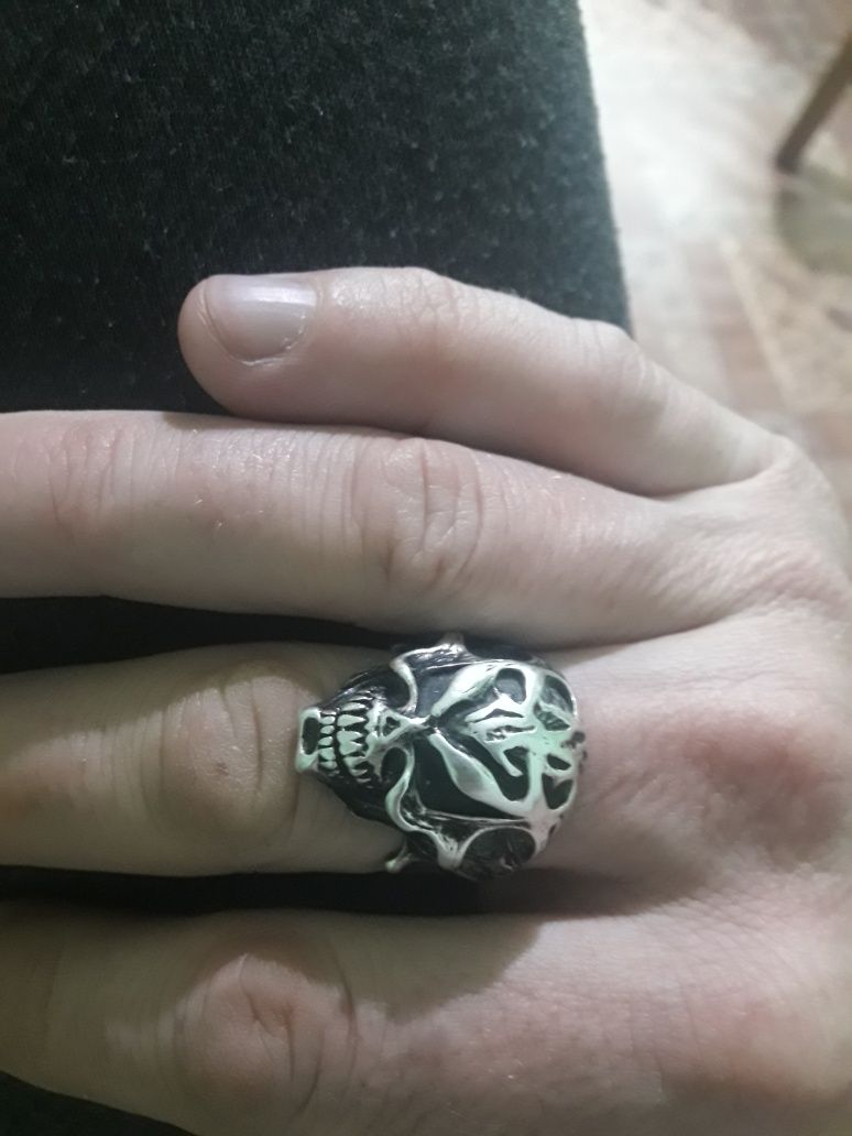 Продам серебряное кольцо 925 проба череп