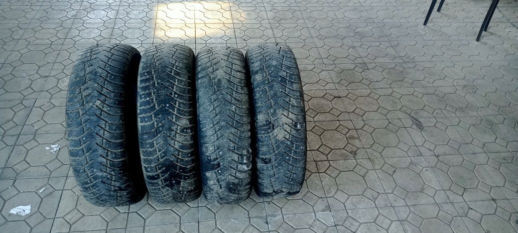 Продаю Зимнею Шипованую резину 4 штуки Бу
