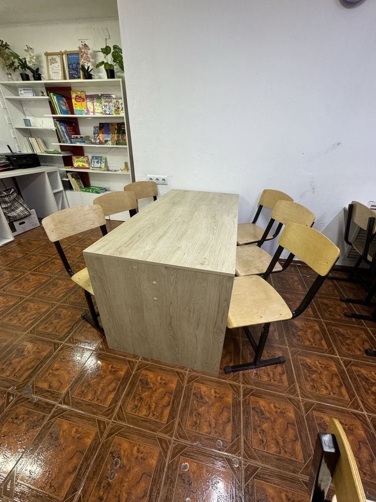 Продается 2 стола , и 8 стульев отдельно