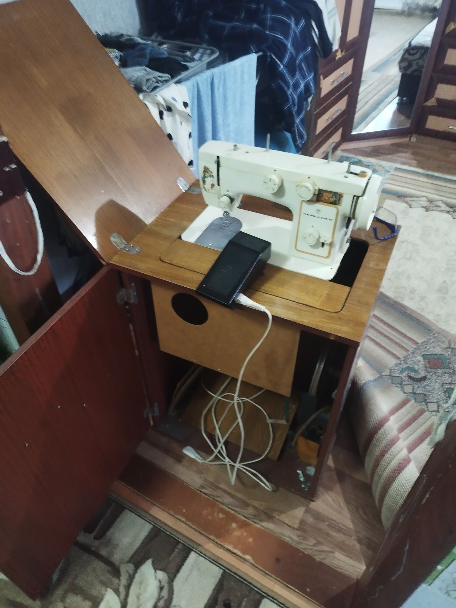 Продам швейную машину