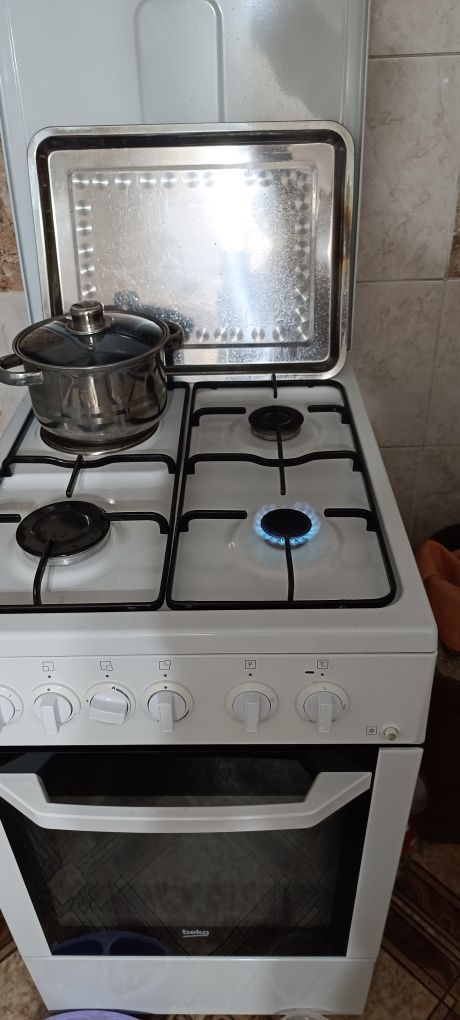 Продам электро газовую плиту Beko