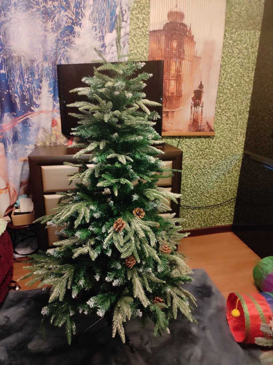 продам елку с шишками 150см