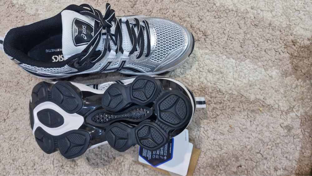 Продам Кроссовки Asics