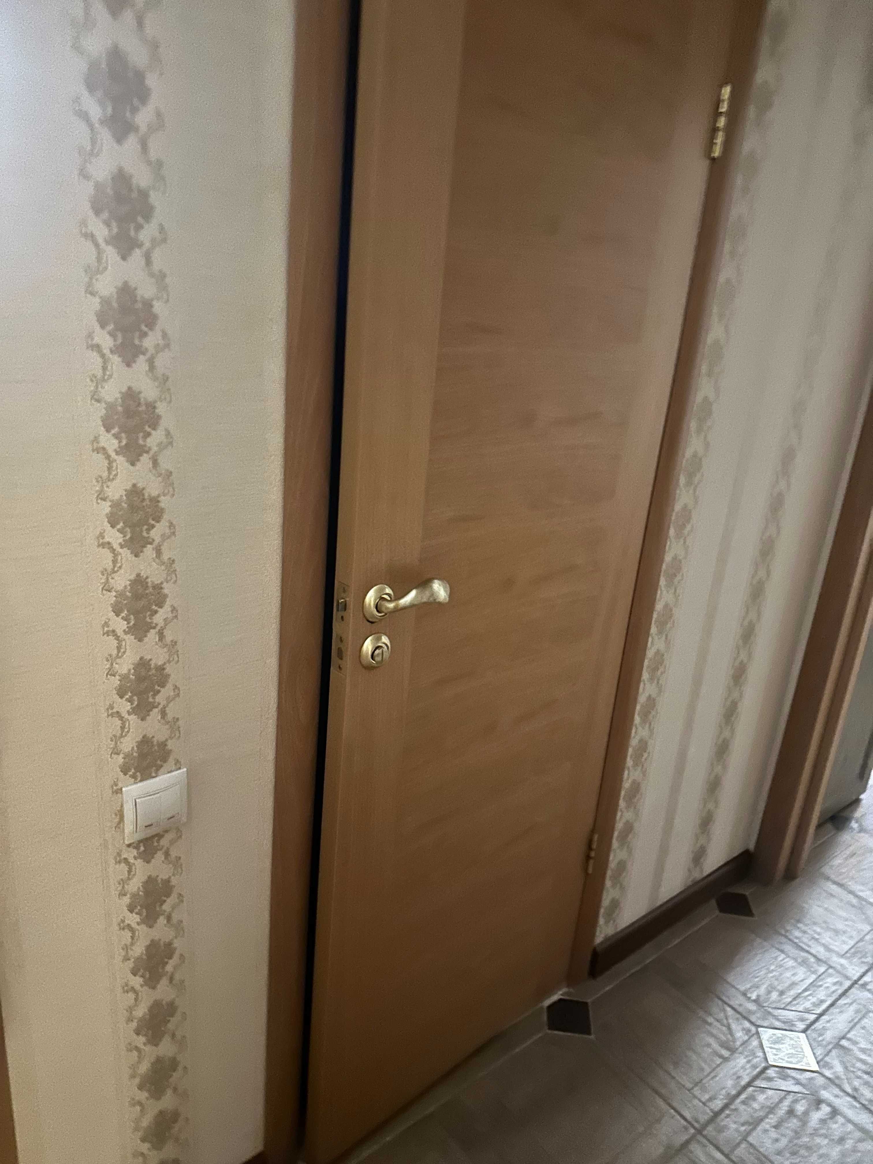 Продам двери межкомнатные бу с коробкой ( 9 шт)
