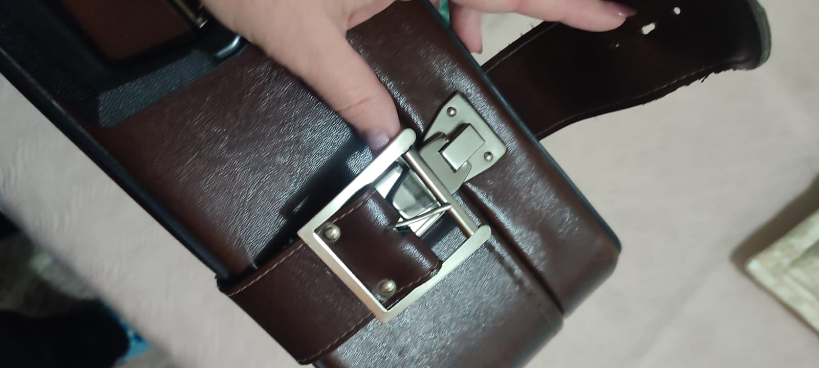 Продам чемодан кожаный