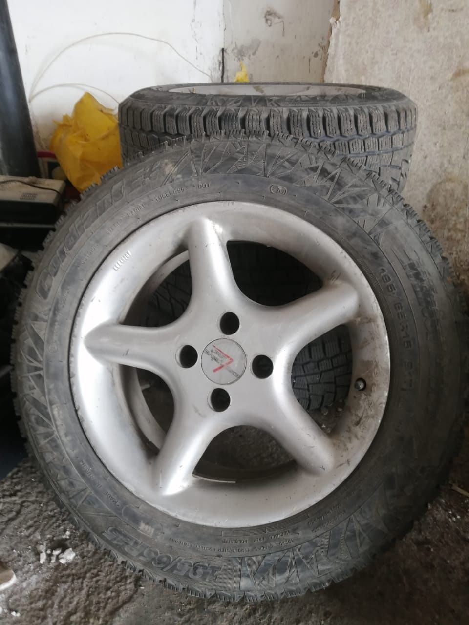 Продаётся резина лапочка 195-65-  R15   4×100  вместеститановыми диска