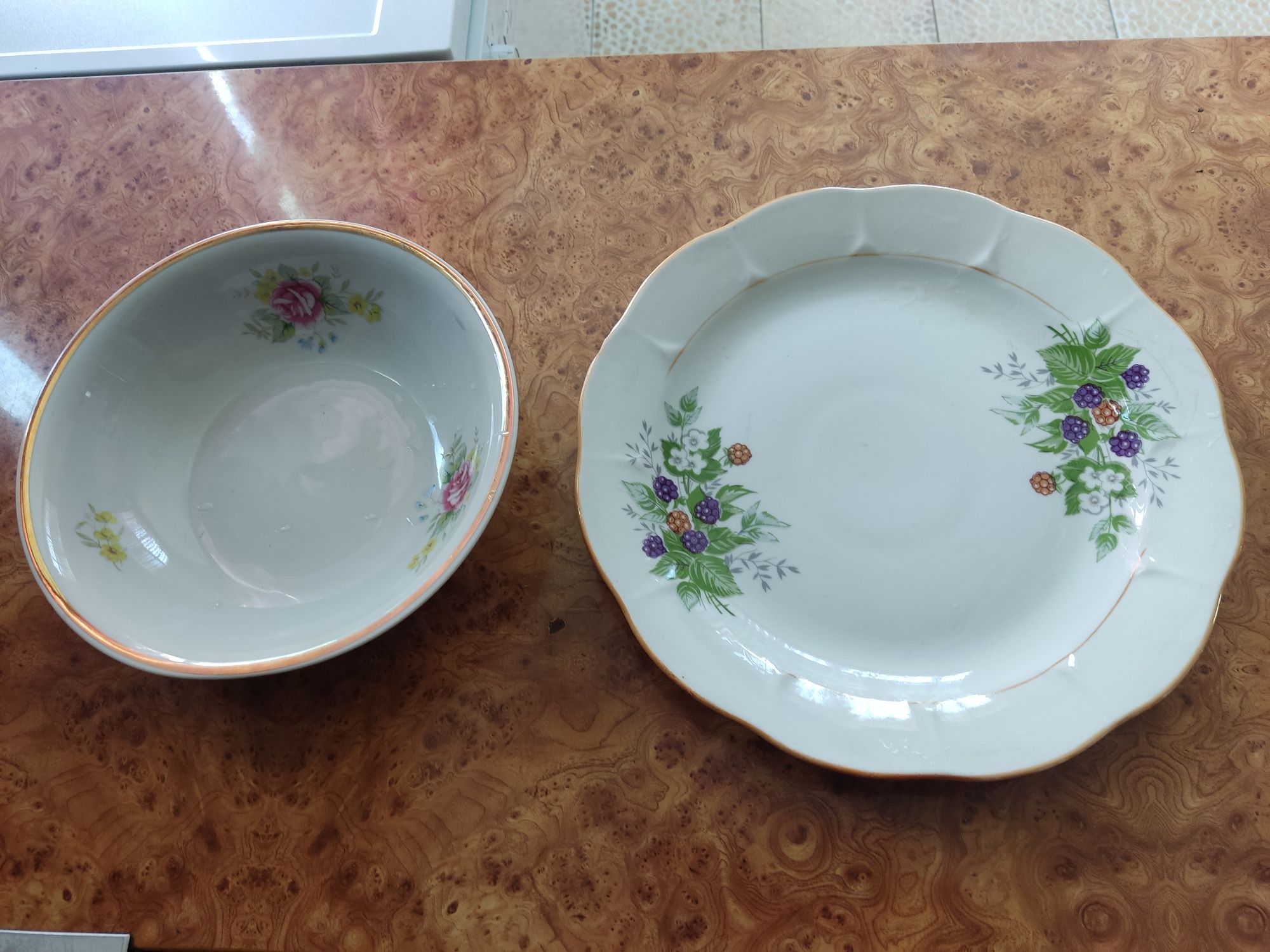 Капроновые банки ,тарелки, рюмки, стаканы и салатницы.