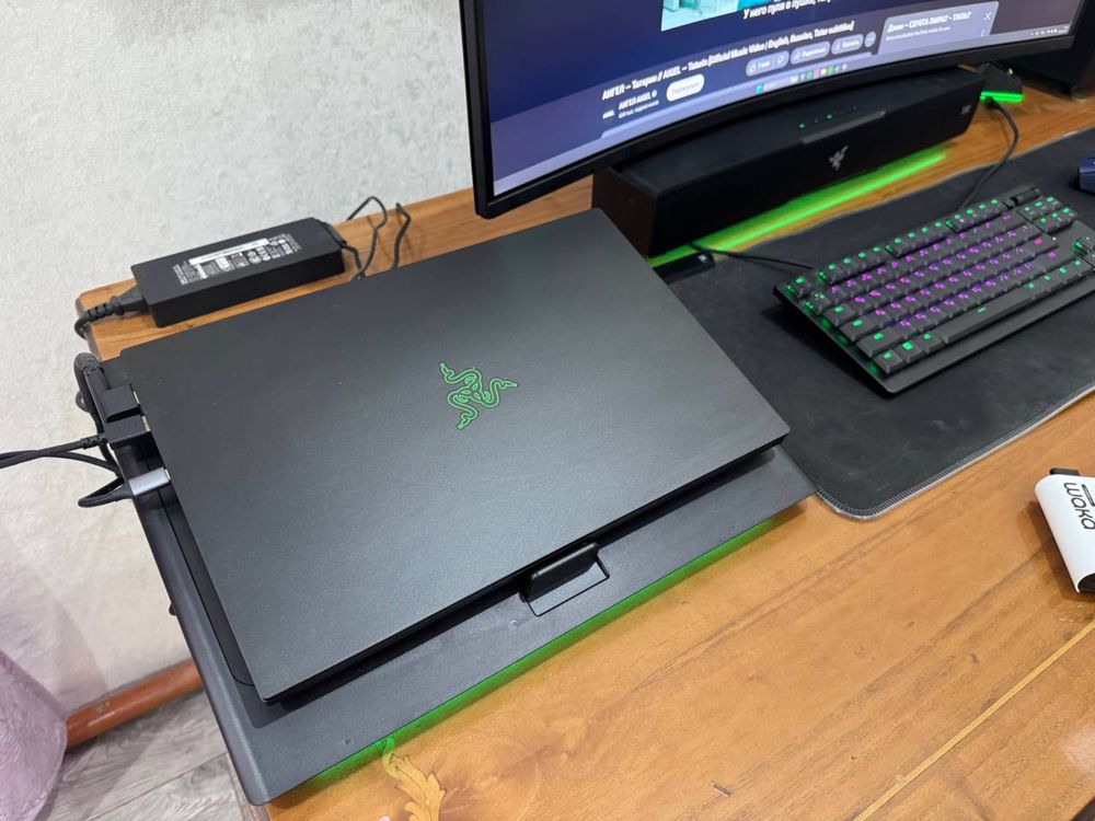 Охлаждающая подставка с турбиной Razer