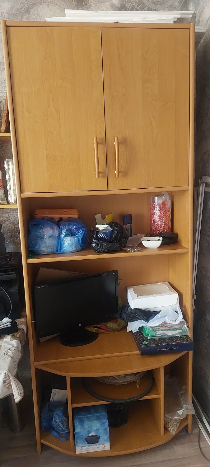 Продаётся спальный гарнир  подростковый.Состоит из трех  секций,шкаф.