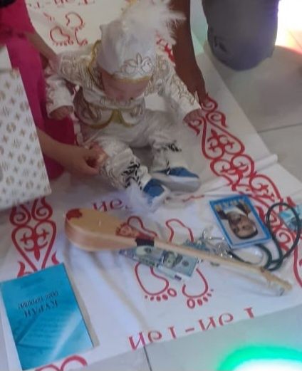Прокатқа Машина, тұсау кесер ер бала киімі