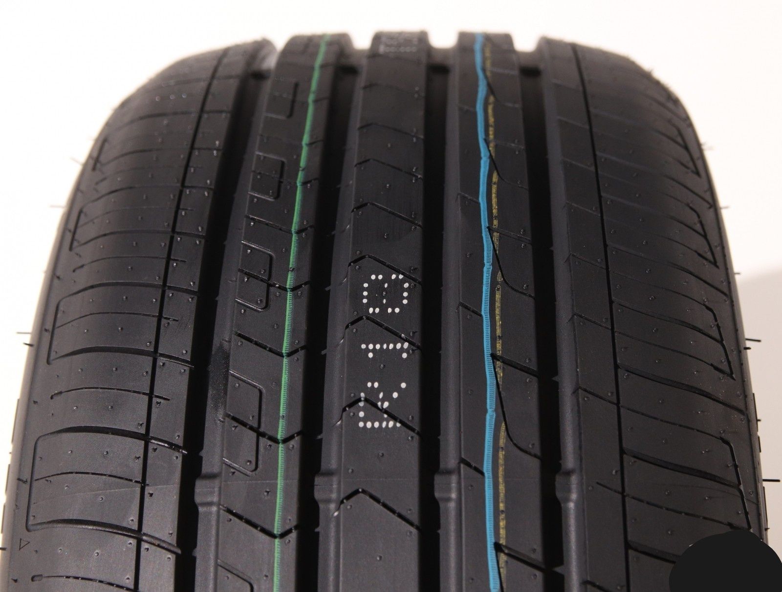 ZMAX 235/45ZR18 ZEALiON 98W XL