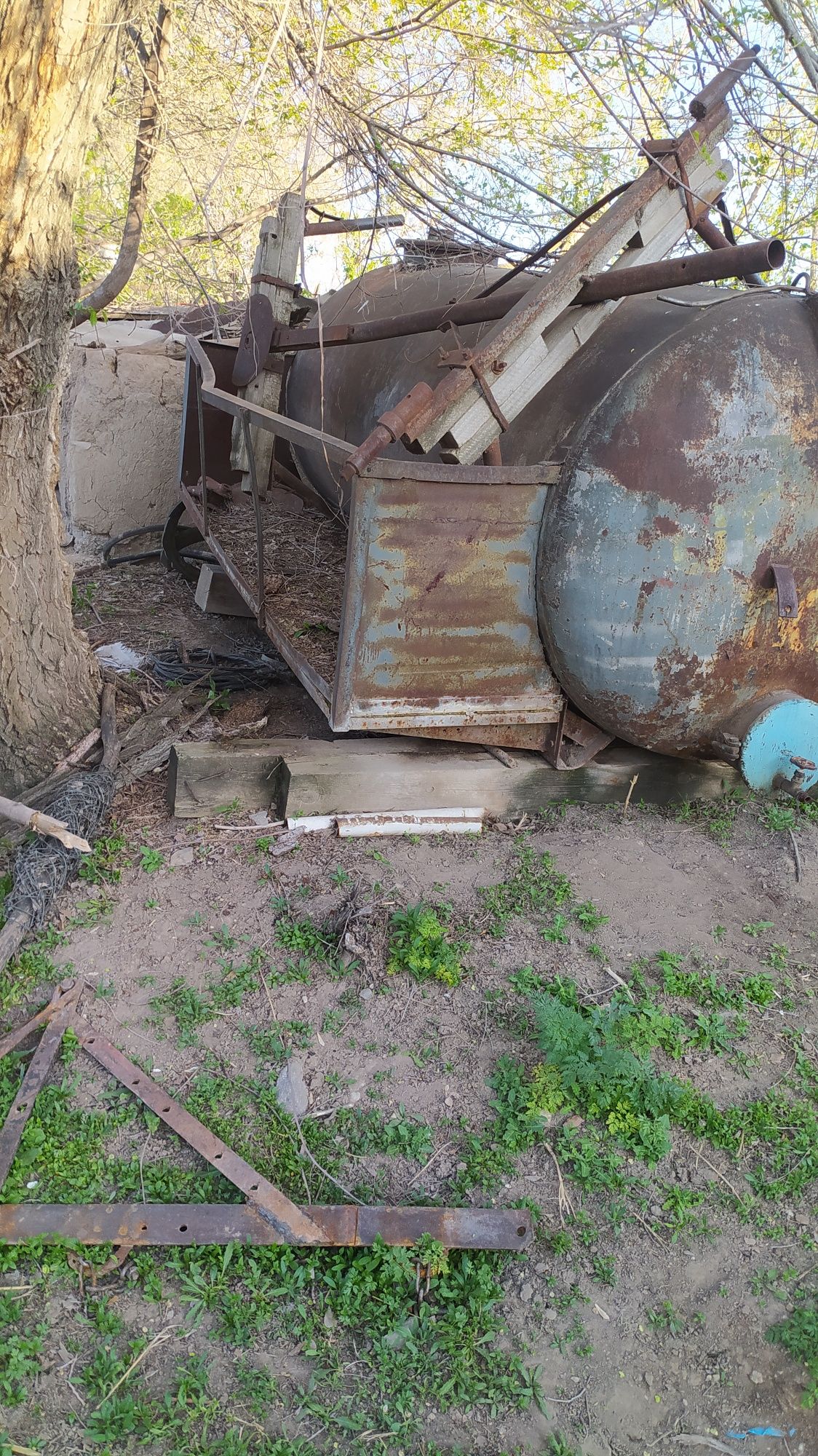 Продам цистерну объёмом 4 куб. Цистерна Советская в хорошем состоянии.