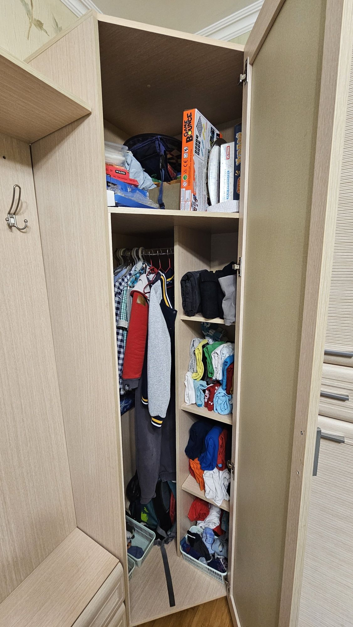 Шкаф в прихожую угловой