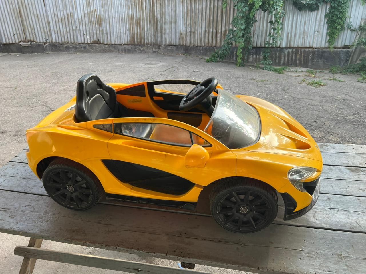 Продам детскую машину McLaren