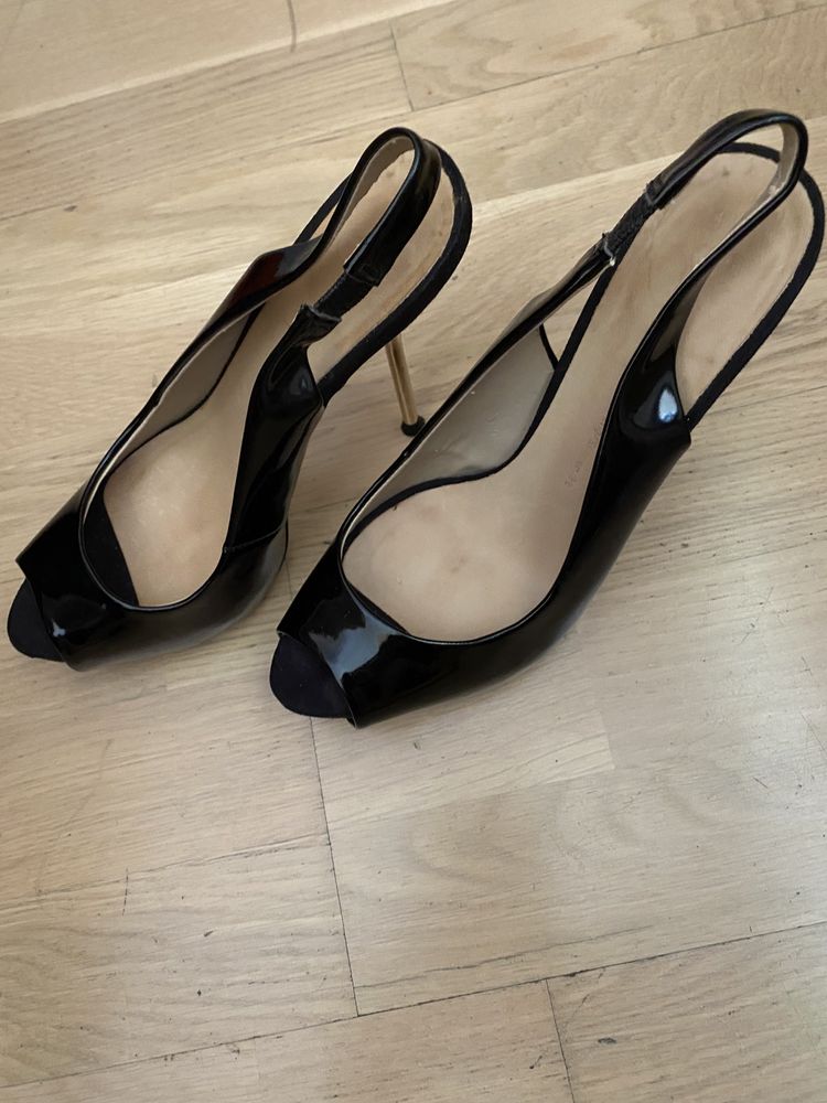 Срочно до 10.09 Продам Zara босоножки и ботиночки