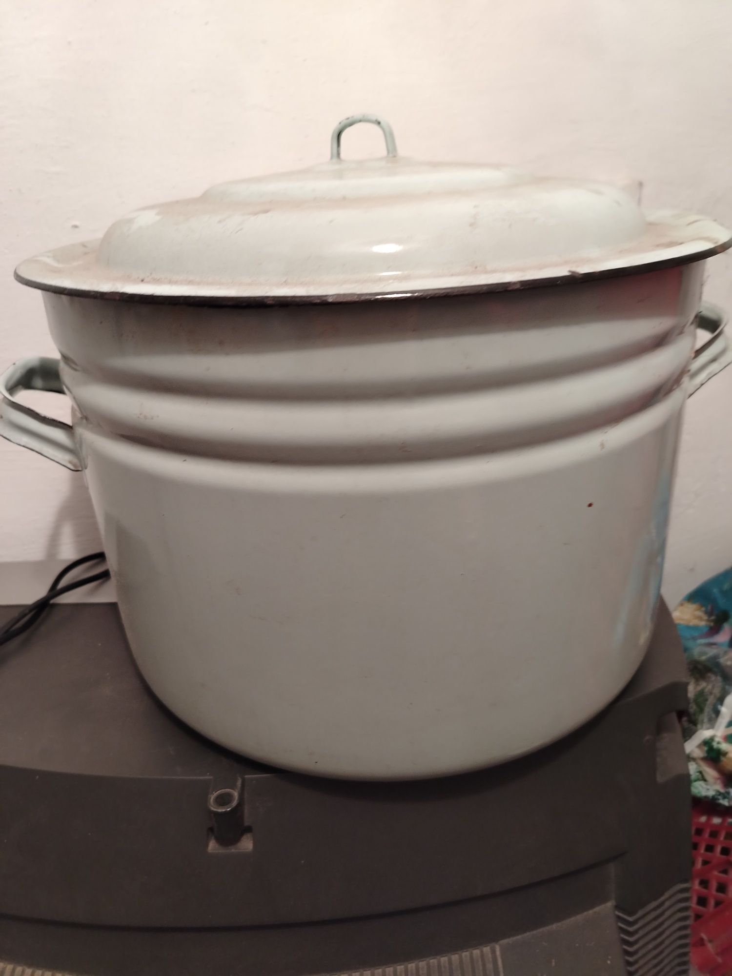 Продам кастрюлю большую.эмалированную