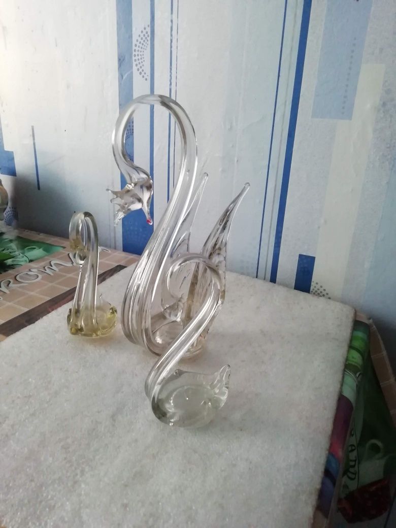 Продам стеклянный сувенир "Лебеди" российского производства