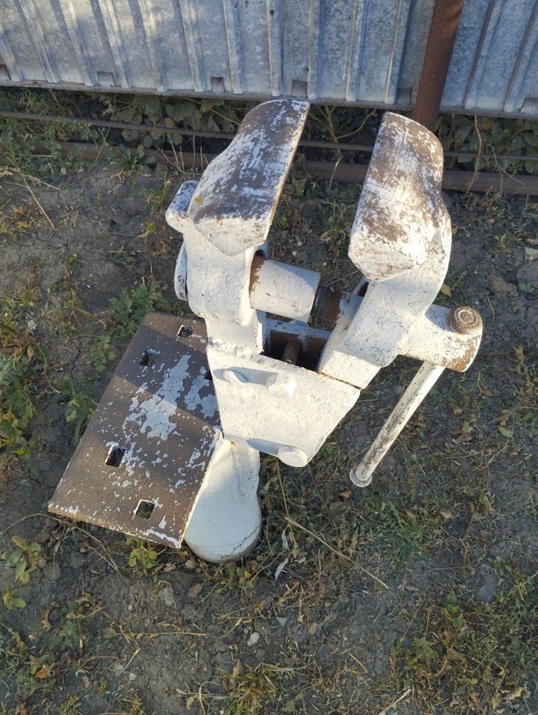 Тиски.        ..