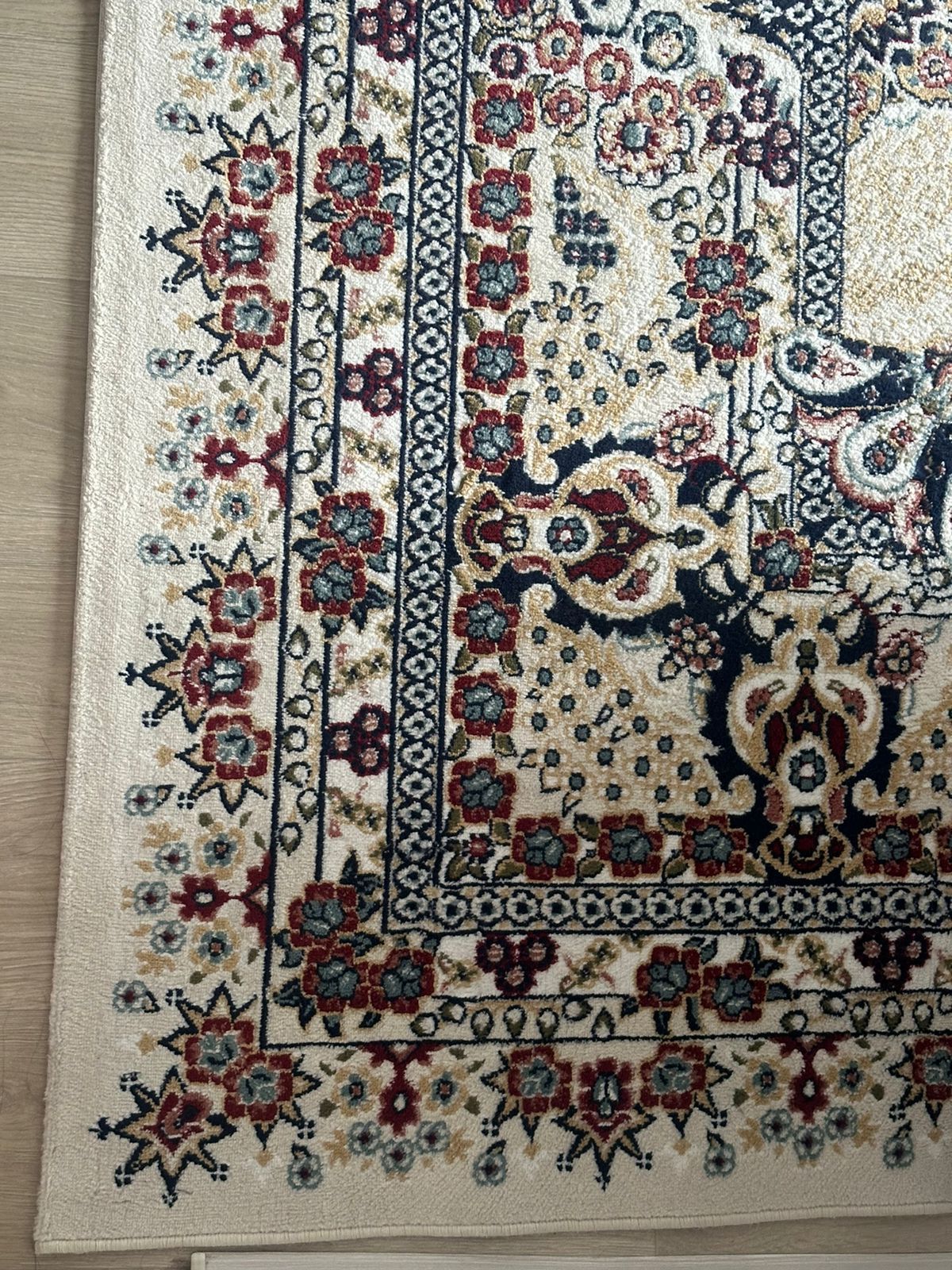 Ковер б/у, красивый без повреждений, в хорошем состоянии.