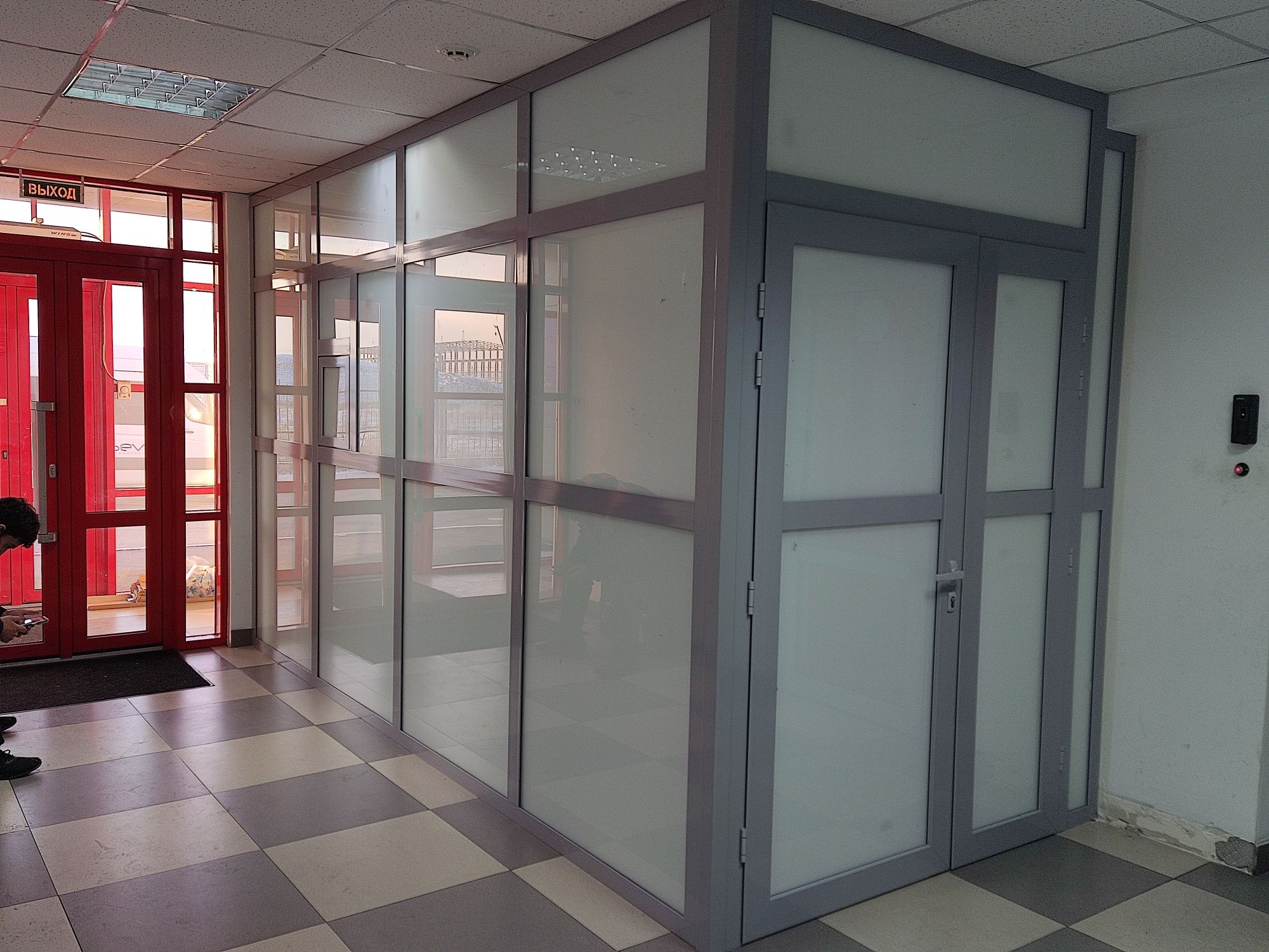 Фасады, двери, перегородки,окна, бутики алюминиевые, стеклянные