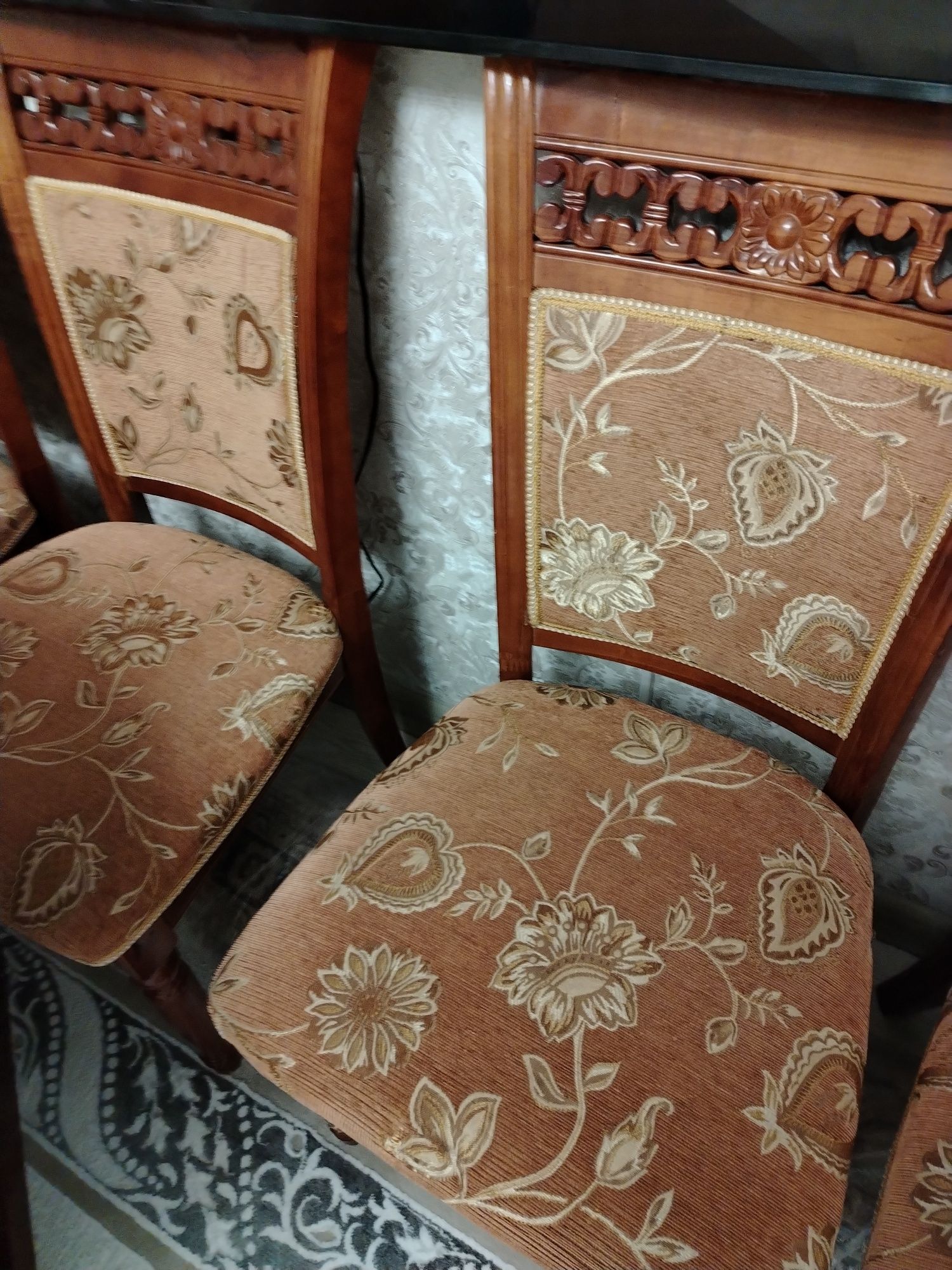 Стол со стульями