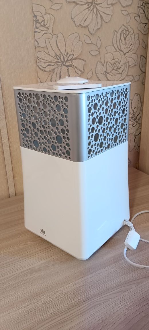 Увлажнитель воздуха Electrolux EHU-3715D белый