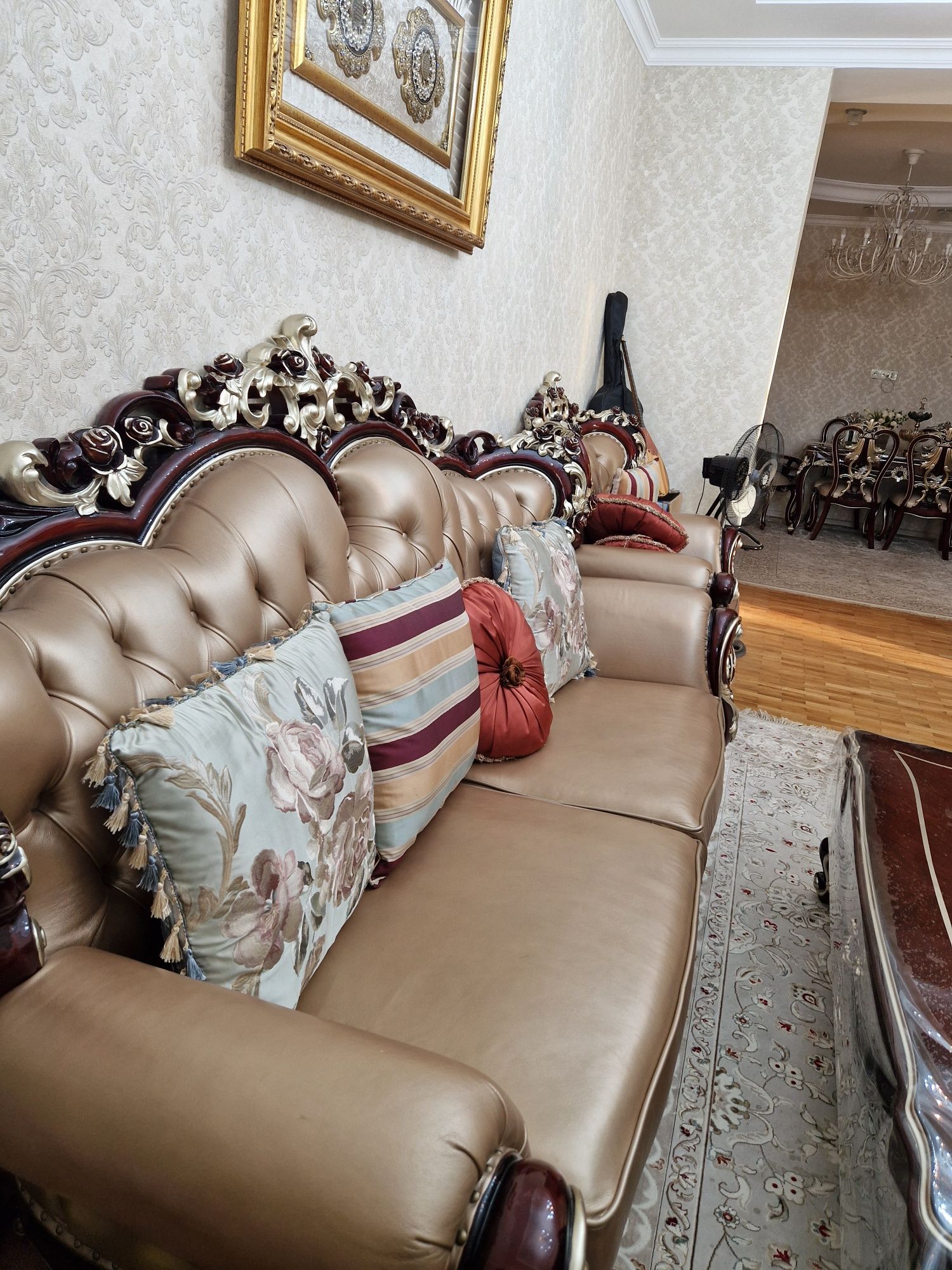 Комплект мебели из красного дерева,16 единиц.