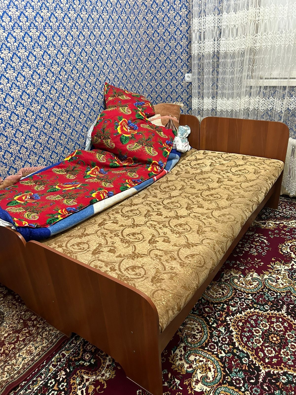 Продам КРОВАТЬ матрас открывается можно вещи  там положить