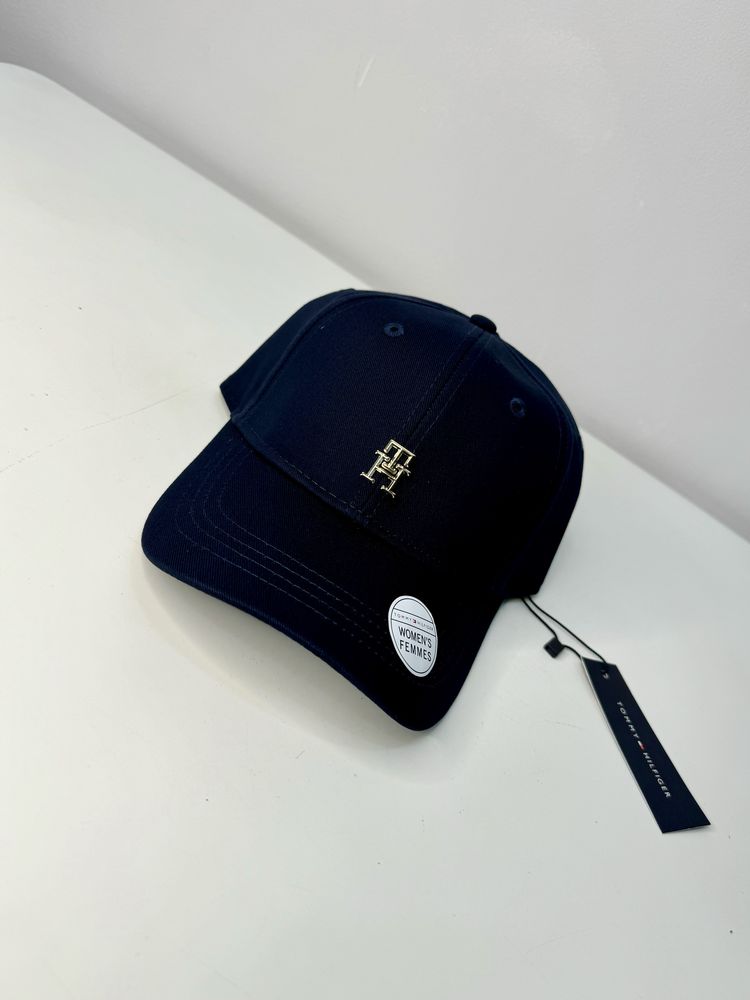 Кепки от Tommy Hilfiger, Armani Exchange