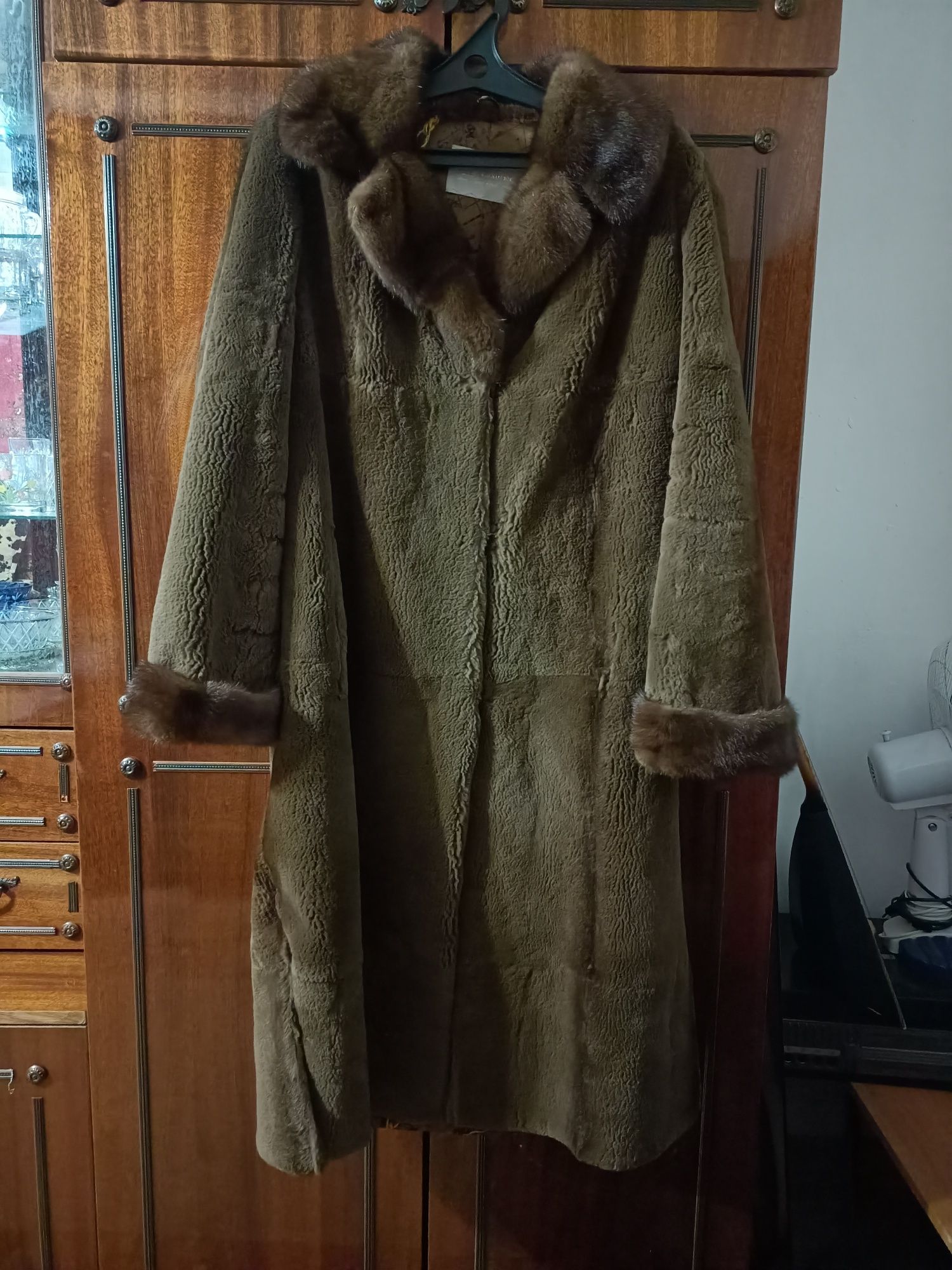Продам две женские шубы бобёр и мутон