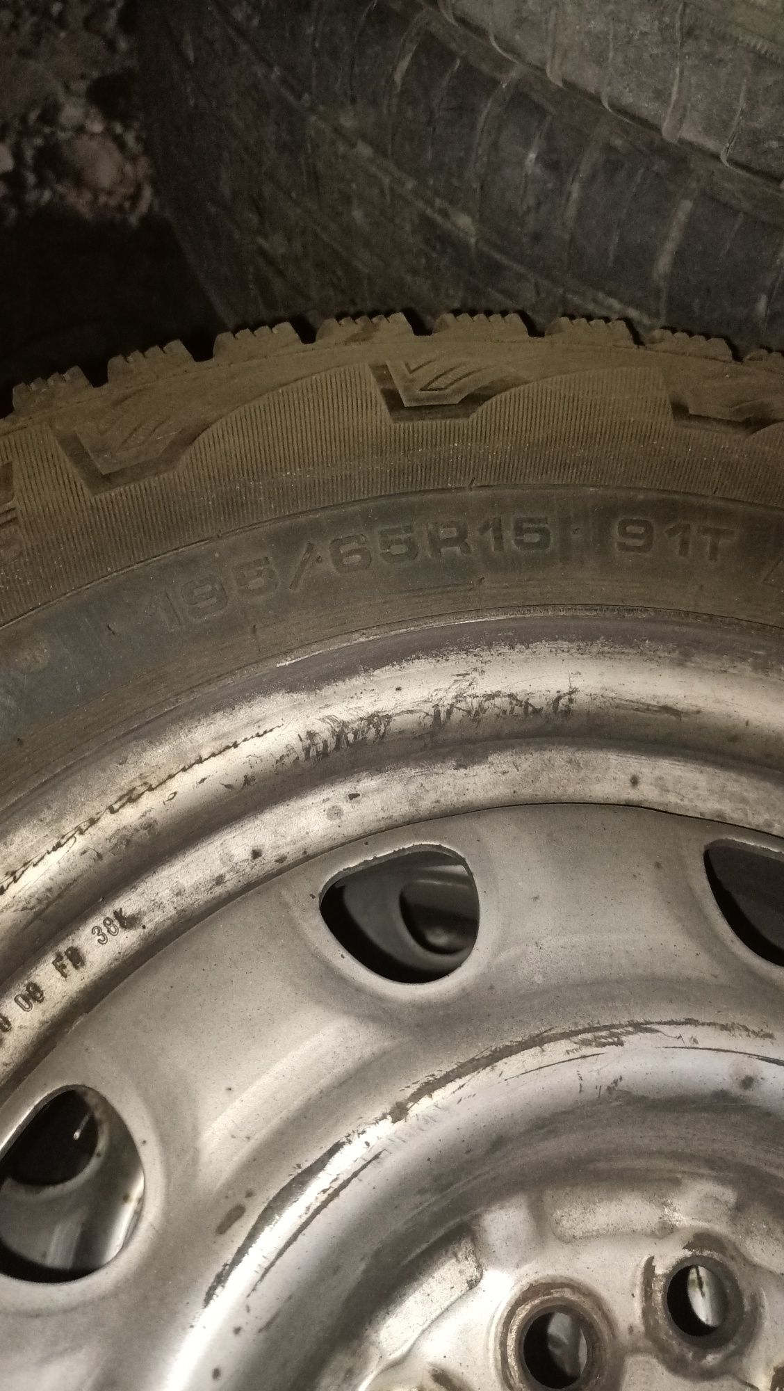 Продам комплект шины с дисками на 195/65 R 15 диски универсальный торг