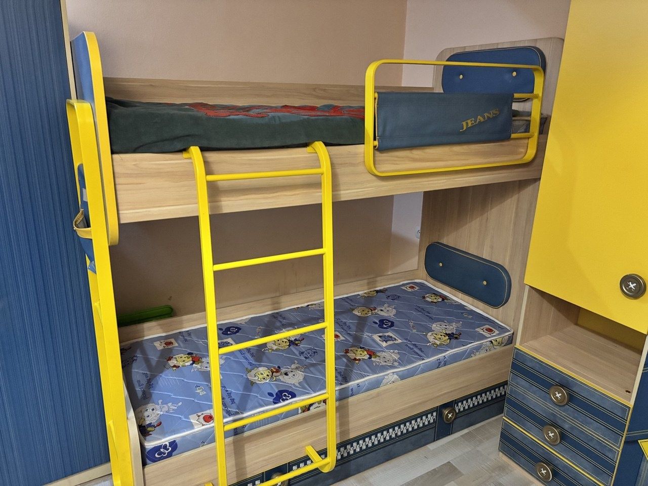 Двухъярусная кровать